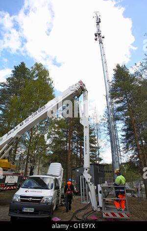 (160514) -- KAJAANI (Finlandia), 14 de mayo de 2016 (Xinhua) -- Los  ingenieros de telecomunicaciones Huawei instalar antenas en una estación  base en Kajaani, Finlandia el 12 de mayo de 2016. Red compartida finlandés  Ltd., una empresa conjunta ...