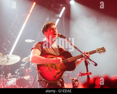 Hamburgo, Alemania. El 13 de mayo, 2016. La banda Mumford & Sons realizando en Barclaycard Arena en Hamburgo, Alemania, 13 de mayo de 2016. Foto: DANIEL BOCKWOLDT/dpa/Alamy Live News