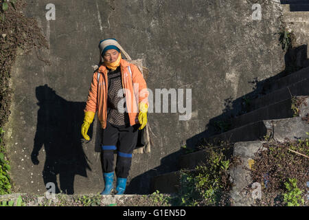 Al final de un largo día, mujer, trabajador de la construcción, área Malizai Yuanyang, condado, provincia de Yunnan, China Foto de stock