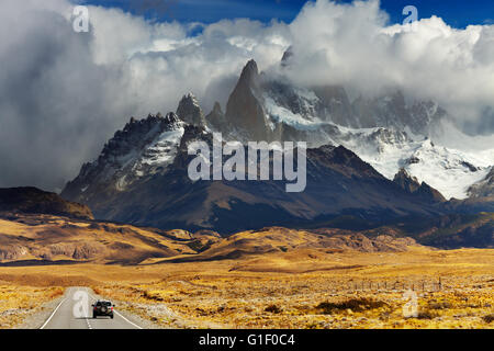 Monte Fitz Roy en las nubes, camino al Parque Nacional Los Glaciares, Patagonia, Argentina Foto de stock