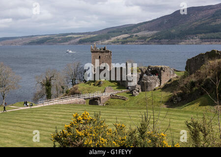 Ruinas de castillo de Urquart se sienta a punto de piedra con vistas al punto intermedio de Loch Ness, uno de los lagos más grandes Scotlands Foto de stock