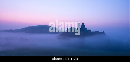 Una mañana brumosa en el castillo Corfe, en Dorset.