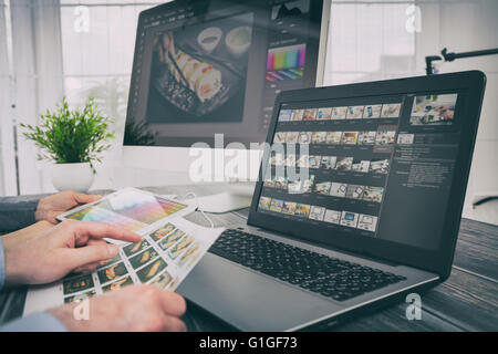 Fotógrafo editor cámara portátil de diseño monitor pantalla fotográfica fotografía - stock image