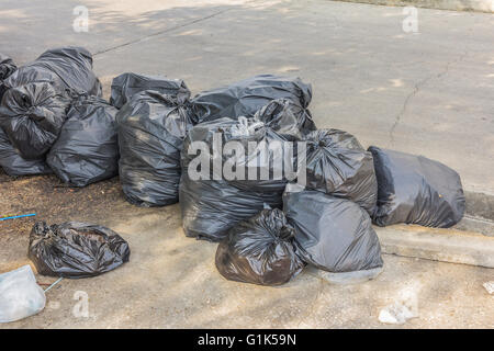 bolsas de basura en la calle. bolsas negras limpieza en patio. 12684181  Foto de stock en Vecteezy