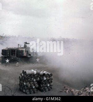 American 155mm incendios de apoyo de fuego de artillería SALLY Base de marzo de 1969, provincia de Bien Hoa Vietnam del Sur Foto de stock
