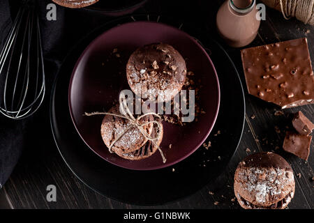El italiano maroni cookies en la placa y batidos de chocolate, tela, portátil en el oscuro fondo antiguo de madera Foto de stock