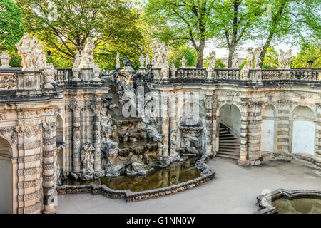Ninfa Bath (Nymphenbad) fuente en Dresde Zwinger Palace, con vistas a la gran cascada, Dresde, Sajonia, Alemania Foto de stock