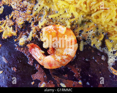 Freír los camarones cola, en una paella de marisco Foto de stock