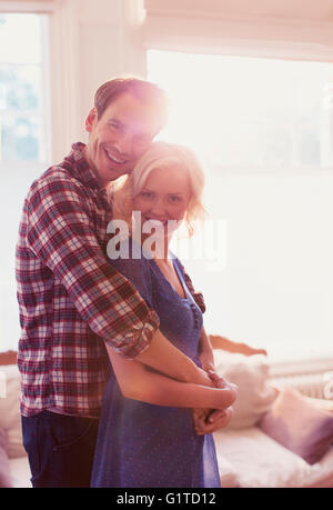 Retrato pareja sonriente abrazando Foto de stock