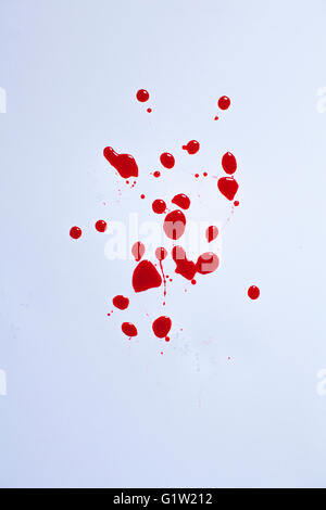 Gotas de sangre sobre un fondo blanco.