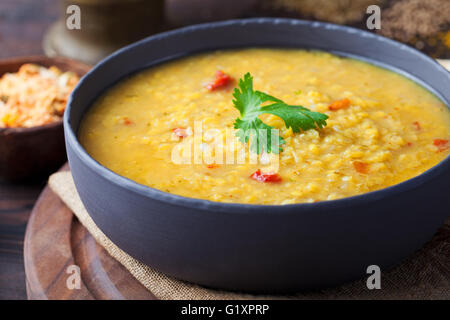 Indian sopa de lentejas rojas con pan plano Masoor dal Foto de stock