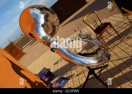 El sousaphone es un tipo de tuba diseñado para ser más fácil que el concierto tuba para jugar mientras está parado o en marcha. Foto de stock