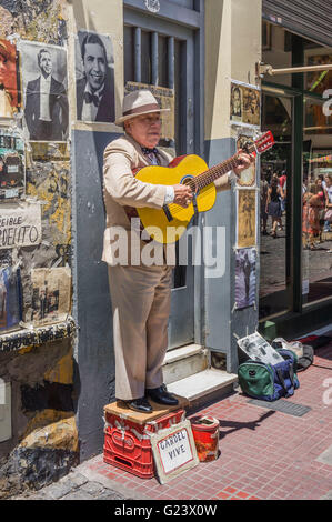 Gardelito, Tango calle músico con guitarra , el barrio de San Telmo, Buenos Aires, Argentina Foto de stock