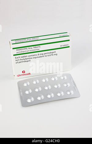 El perindopril 8mg comprimidos en un blister utilizados para reducir la hipertensión o presión sanguínea alta Foto de stock