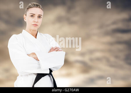 Imagen compuesta de atleta femenina posando en kimono Foto de stock