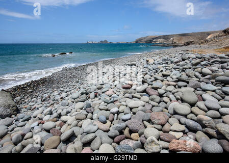 La playa de guijarros en pasito blanco al sur de Gran Canaria Foto de stock