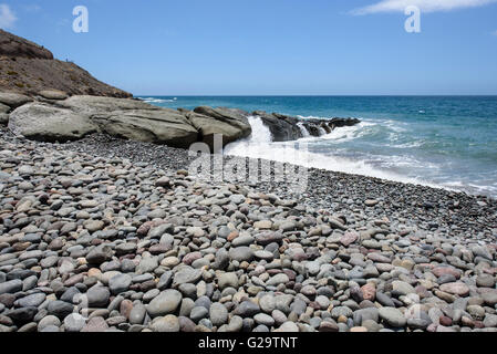 Olas rompiendo sobre las rocas en la playa de Pasito Blanco, en el sur de Gran Canaria Foto de stock