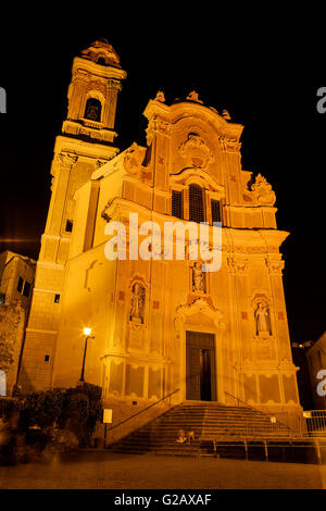 Iglesia parroquial de San Giovanni Battista noche Foto de stock