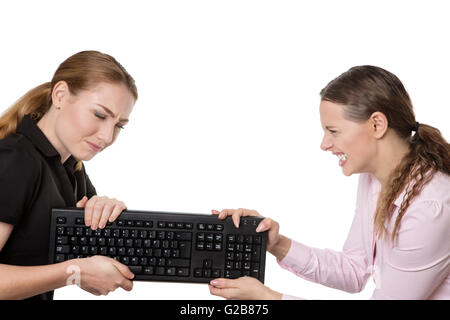 Foto de estudio de dos modelos de negocio que tenga un desacuerdo y tirando en un teclado aislado en blanco.