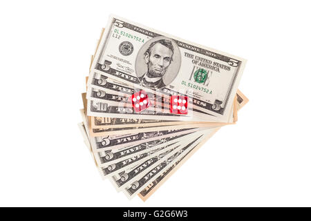 Par de dados rojos mostrando 6 en billetes de dólar aislado en blanco Foto de stock