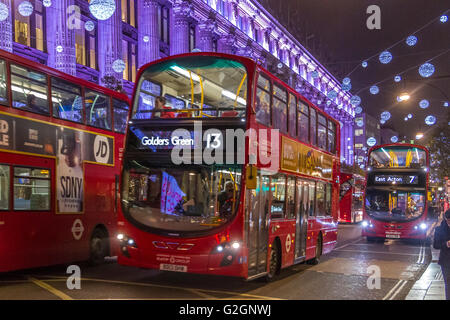 Autobuses de Londres fuera de Selfridges en Oxford St, ocupado con los compradores de Navidad en la época de Navidad, Oxford St, Londres, Reino Unido