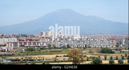 La ciudad italiana de Catania con el Monte Etna detrás