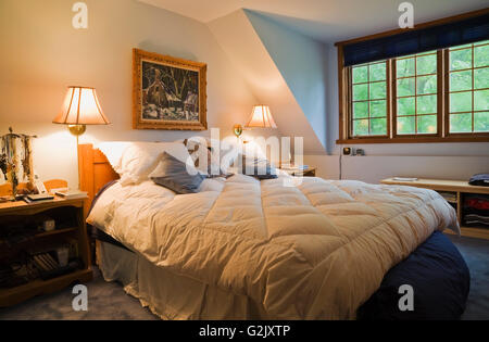 Cama tamaño king en el dormitorio principal interior lujosa casa de