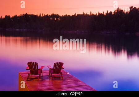 Muskoka sillas en dock, el lago de los bosques, en el noroeste de Ontario, Canadá Foto de stock