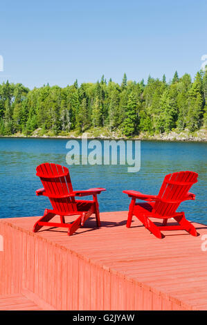 Muskoka sillas en dock, el lago de los bosques, en el noroeste de Ontario, Canadá Foto de stock