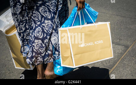 Una mujer en Nueva York con su Michael Kors compras en Viernes, Mayo 27, 2016. (© Richard B. Levine) Foto de stock