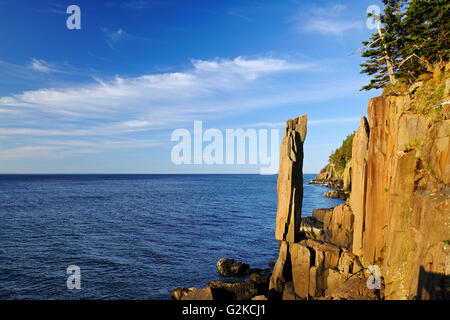 Roca que se balancea en la Bahía de Fundy en el cuello Digby Long Island en el cuello Digby Nova Scotia de Canadá Foto de stock