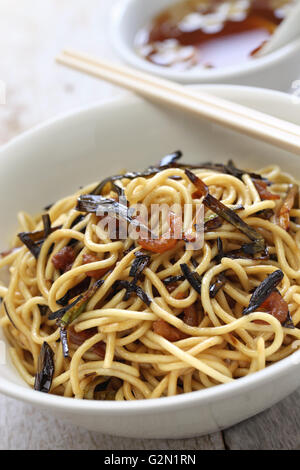 Fideos con cebolleta y salsa de soja, aceite chino comida de Shanghai Foto de stock