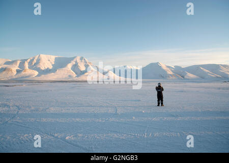 En Adventdalen Winterlandschaft/Spitzbergen Norwegen Winterscape en Adventdalen/ Svalbard Noruega Foto de stock