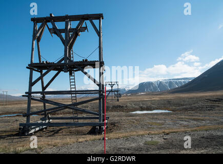 Se enumeran los restos de la minería de carbón en Adventdalen. Longyearbyen, Spitsbergen, Svalbard, Noruega Foto de stock