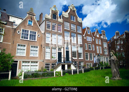 Histórico famoso Begijnhof es uno de los más antiguos tribunales interiores en la ciudad de Amsterdam. Países Bajos. Foto de stock