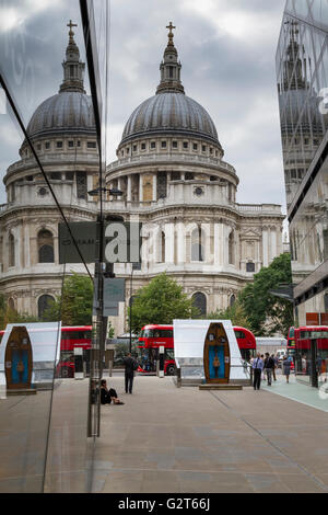 Reflejo de la Catedral de San Pablo en un nuevo cambio en la ciudad de Londres, Londres, Reino Unido Foto de stock