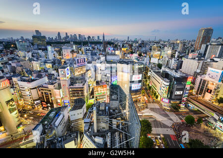 El Shibuya skyline en el crepúsculo en Tokio, Japón. Foto de stock