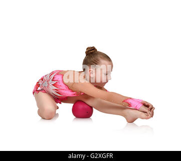 Chica gimnasta haciendo gimnasia con bolas rojas Foto de stock