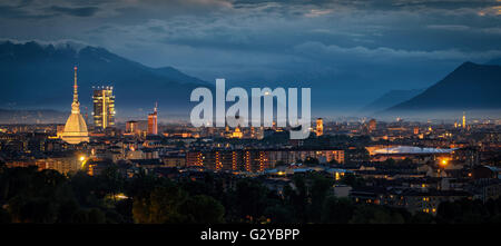 Turín (Torino) panorámica de alta definición con todo el horizonte de la ciudad incluyendo el Mole Antonelliana y el nuevo rascacielos
