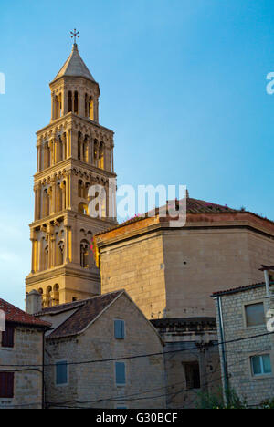 Dominius St y el campanario de la catedral, el casco antiguo, Grad, Croacia, Dalmacia, Split Foto de stock