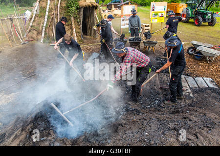 Ejecutando, ardor de un horno de carbón tradicionales Winterberg-Züschen, Sauerland, Alemania, camino histórico de hacer el carbón de leña, Foto de stock