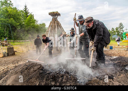 Ejecutando, ardor de un horno de carbón tradicionales Winterberg-Züschen, Sauerland, Alemania, camino histórico de hacer el carbón de leña, Foto de stock