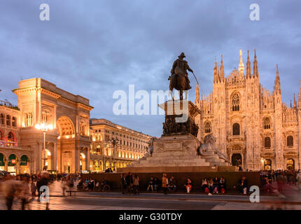 La Piazza del Duomo, con arco triunfal a la entrada de la Galleria Vittorio Emanuele II , la Catedral y la estatua ecuestre de V Foto de stock