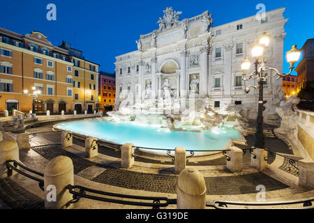 Fontana de Trevi de noche, Roma, Italia. Foto de stock