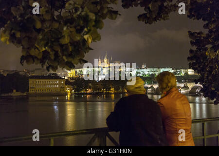 Praga, República Checa, vista sobre el río Moldava por el Puente de Carlos y el Castillo de Praga por la noche