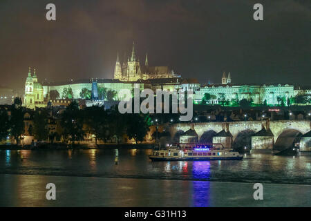 Praga, República Checa, vista sobre el río Moldava por el Puente de Carlos y el Castillo de Praga por la noche