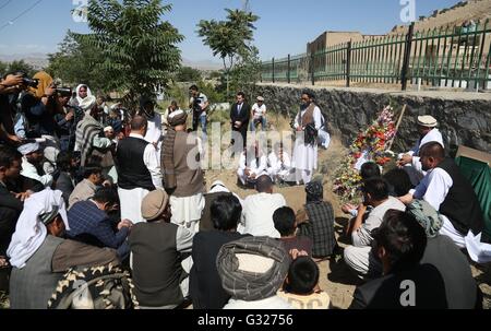 Kabul, Afganistán. El 7 de junio de 2016. Los miembros de la familia y los parientes se reúnen alrededor de la tumba de Zabihullah Tamana durante su funeral en Kabul, capital de Afganistán, 7 de junio de 2016. David Gilkey de EE.UU. la Radio Pública Nacional (NPR) y su traductor Zabihullah Tamana fueron muertos como militantes atacaron un convoy del ejército afgano en el sur de la provincia de Helmand, el domingo. Tamana, de 38 años, había servido como reportero para la agencia de noticias Xinhua oficina en Kabul desde 2003 a 2010. © Rahmat Alizadah/Xinhua/Alamy Live News