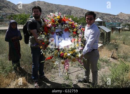 Kabul, Afganistán. El 7 de junio de 2016. Amigos rinden homenaje durante el funeral de Zabihullah Tamana, en Kabul, capital de Afganistán, 7 de junio de 2016. David Gilkey de EE.UU. la Radio Pública Nacional (NPR) y su traductor Zabihullah Tamana fueron muertos como militantes atacaron un convoy del ejército afgano en el sur de la provincia de Helmand, el domingo. Tamana, de 38 años, había servido como reportero para la agencia de noticias Xinhua oficina en Kabul desde 2003 a 2010. © Rahmat Alizadah/Xinhua/Alamy Live News
