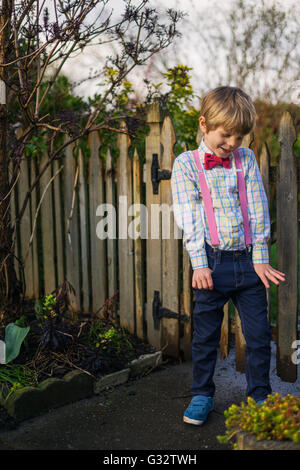Niño usando pajarita y tirantes Fotografía de stock -