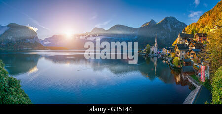 Hallstatt pueblo de montaña con lago al amanecer en otoño, Salzkammergut, Austria